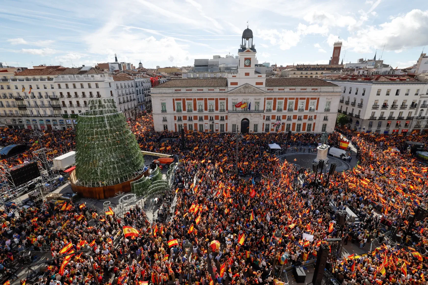 Több tízezren tüntettek a tervezett katalán amnesztia ellen Spanyolországban