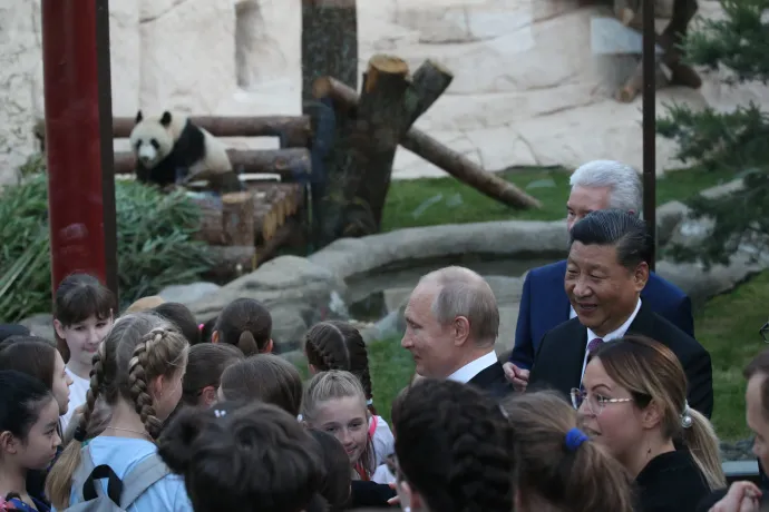 Vlagyimir Putyin és Hszi Csin-ping kínai elnök a moszkvai állatkertben 2019. június 5-én – Fotó: Mikhail Svetlov / Getty Images