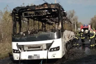 Teljesen kiégett egy távolsági busz Dunaföldvár környékén
