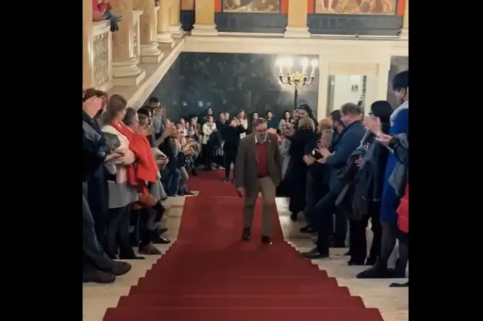 Négyszázan tapsolták L. Simon Lászlót, mialatt az utolsó állománygyűlésére tartott