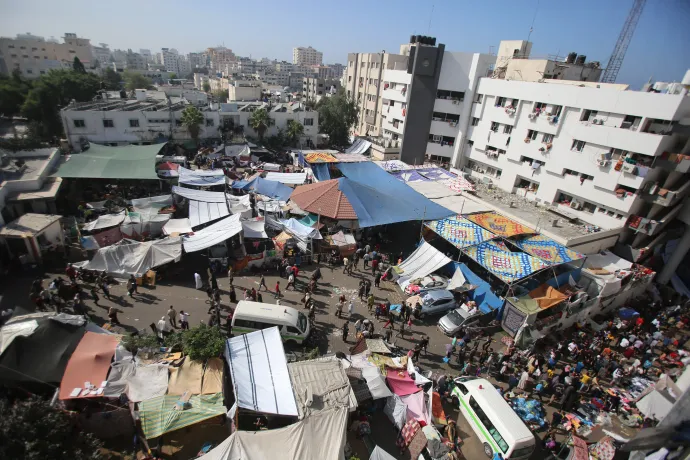 Az al-Sifa kórház épülete és a körülötte lévő sátrak, melyekben menekültek húzzák meg magukat – Fotó: Bashar Taleb / AFP