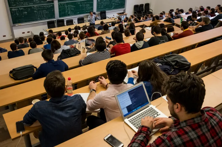 Az EU szintjén Romániában az egyik legalacsonyabb a fiatal egyetemi diplomások aránya