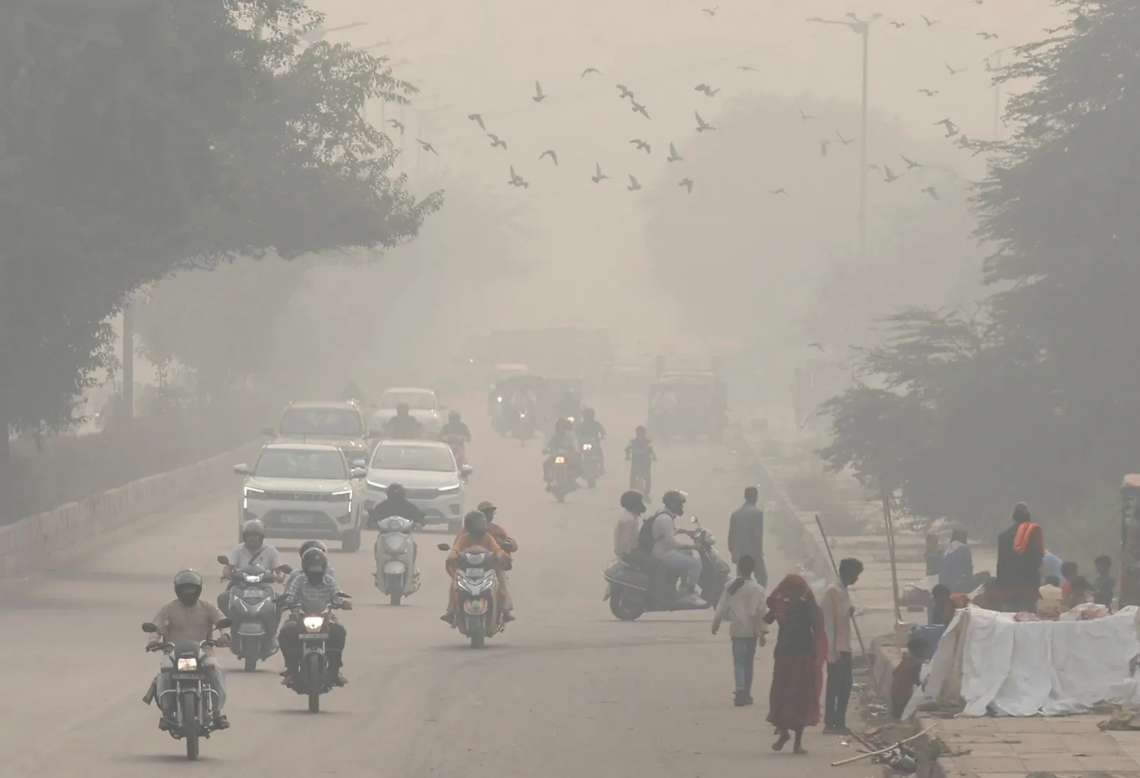 Újdelhi légszennyezéséhez jelentősen hozzájárulnak az autók is, de a jelek szerint ők is isszák a levét a reggeli szmognak – Fotó: Anushree Fadnavis / Reuters