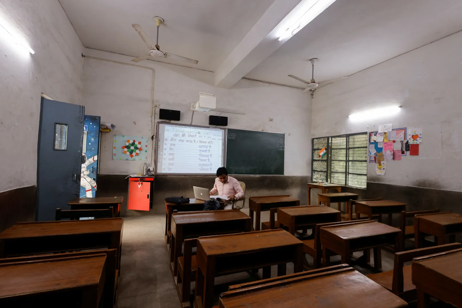 Egy tanár online órákat tart egy üres osztályteremben, miután a delhi kormány péntekre és szombatra elrendelte az általános iskolák bezárását, mivel a levegő minősége nagyon romlott – Fotó: Anushree Fadnavis / Reuters