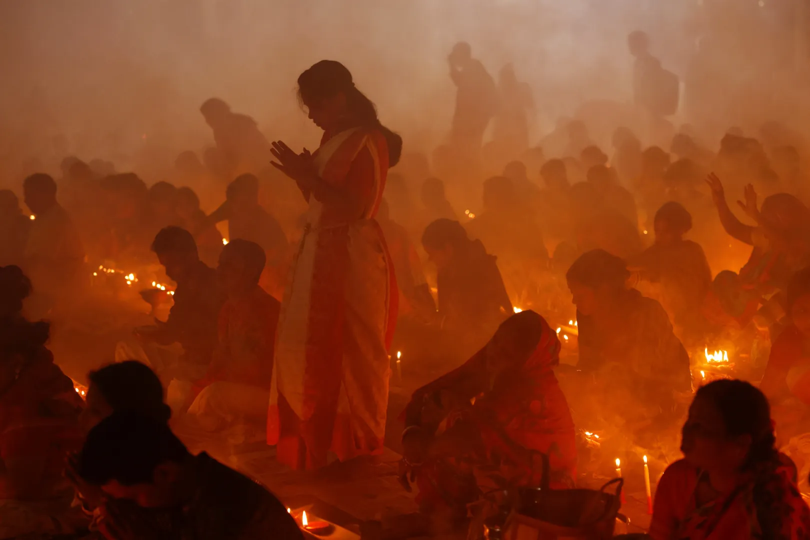 A hindu bhakták egy templom padlóján olajlámpásokkal imádkoznak egy hindu szenthez – Fotó: Mohammad Ponir Hossain / Reuters