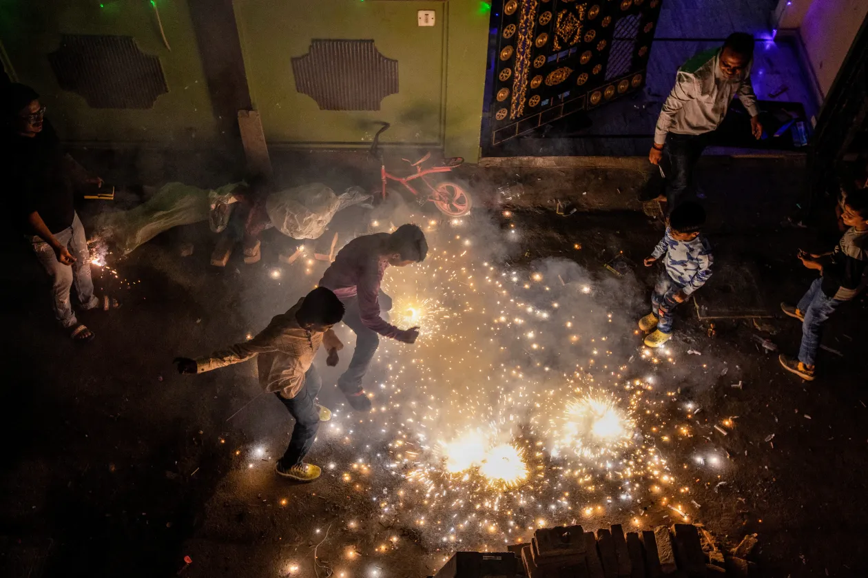 Gyerekek csillagszórókkal játszanak a díváli, egy hindu fesztivál alatt Mumbaiban. A fesztiválok idején égetett tűzijátékok szintén fokozzák a légszennyezést – Fotó: Indranil Aditya, Amarjeet Kumar / NurPhoto / Getty Images