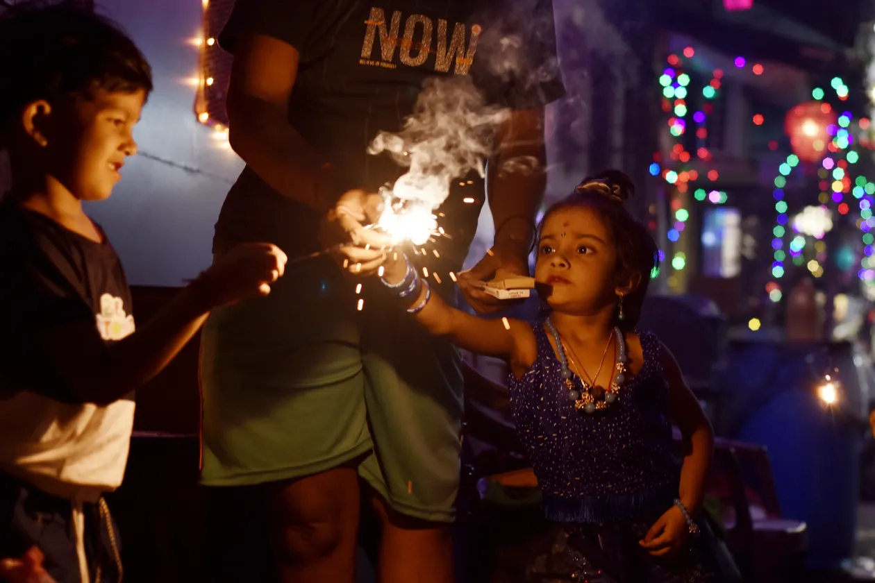 Gyerekek csillagszórókkal játszanak a díváli, egy hindu fesztivál alatt Mumbaiban. A fesztiválok idején égetett tűzijátékok szintén fokozzák a légszennyezést – Fotó: Indranil Aditya, Amarjeet Kumar / NurPhoto / Getty Images