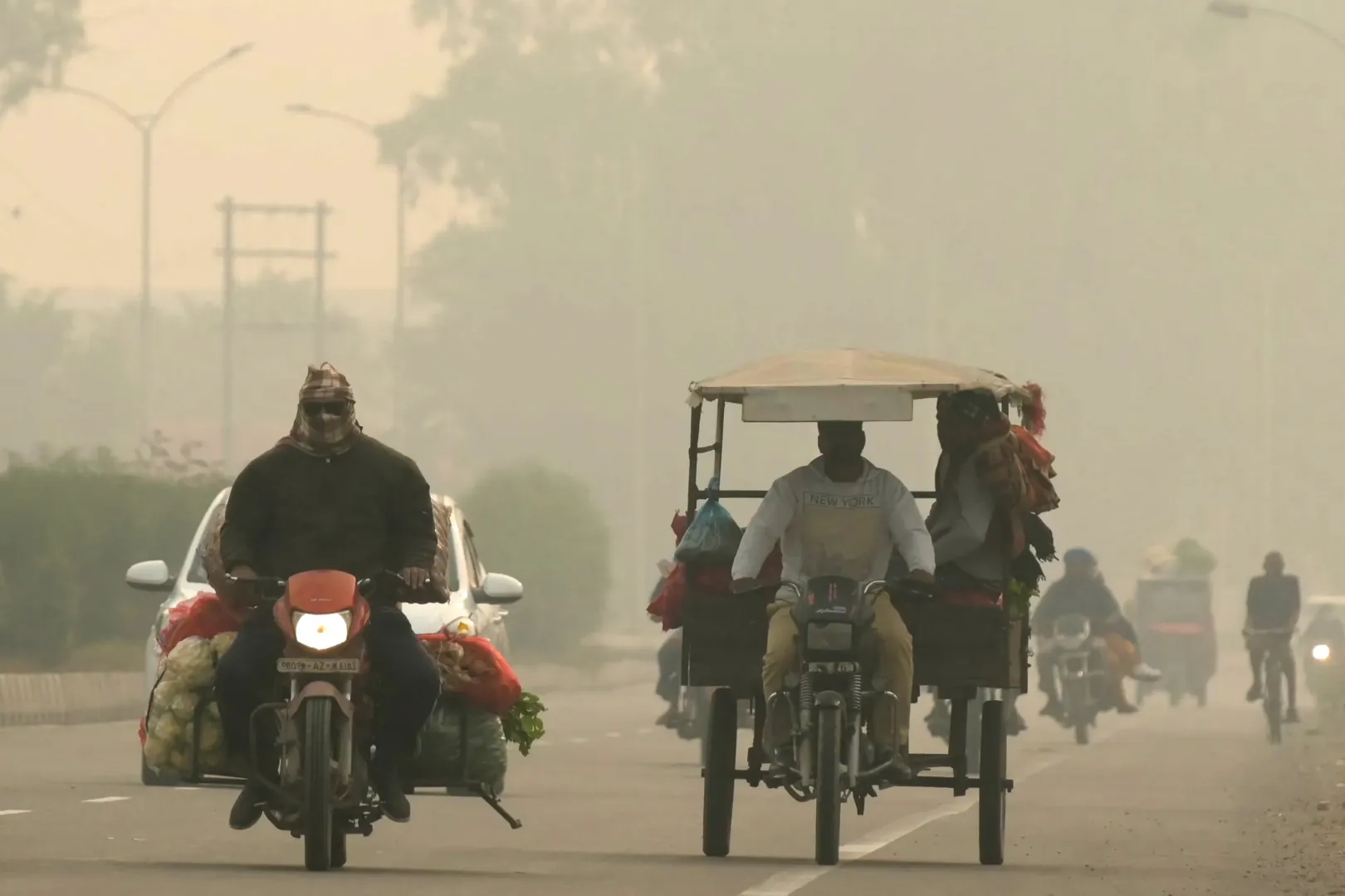Az ingázók szmogos körülmények között haladnak Amritsar külvárosában – Fotó: Narinder Nanu / AFP
