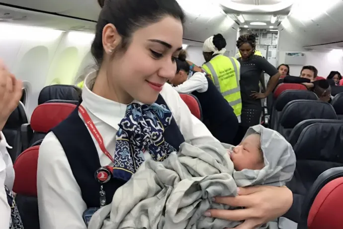 Mi történik azokkal a csecsemőkkel, akik egy repülőgépen születnek?