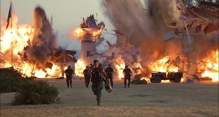 El mayor John Matrix (Arnold Schwarzenegger) encarga un Val Verde inexistente con un lanzacohetes en la película Comando - Fuente: Intercom
