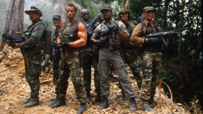 Alan „Dutch” Schaefer őrnagy (Schwarzenegger) és csapata Val Verde dzsungelében a Ragadozó című filmben – Fotó: NZ / Collection ChristopheL via AFP