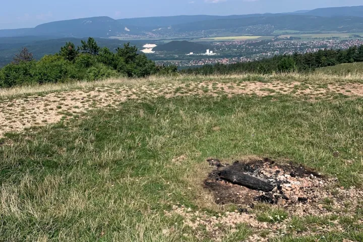 A leégett kereszt felfedezett maradéka a hegytetőn – Fotó: Seres Tünde / Facebook