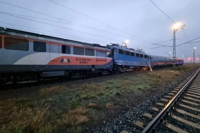Egy tehervonat és egy személyvonat ütközött össze a sápi vasútállomáson, heten megsérültek