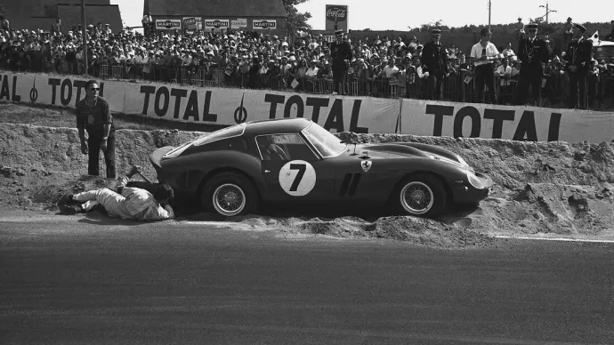 Homokágyban végezte a 330 LM az 1962-es Le Mans-i versenyen, ezzel elbukta győzelmi esélyeit Fotó: RM Sotheby's