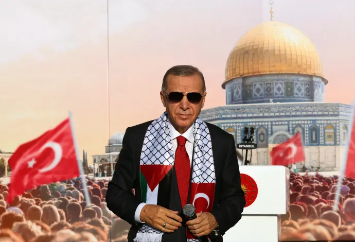 Erdoğan egy török és palesztin hibrid sállal a törökkormánypárt által szervezett szolidaritási tüntetésen Isztanbulban, 2023.október 28-án, a mögötte feszülő molinón a jeruzsálemi al-Aksza mecset látható – Fotó: Török Elnöki Hivata via AFP