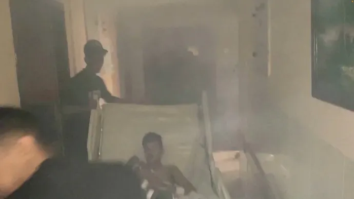 Egy videofelvételen sűrű füst és por látható a gázai al-Sifa kórház folyosóján, miután találatot kapott az épület 2023. november 15-én – Fotó: Gaza Ministry Of Health / Reuters