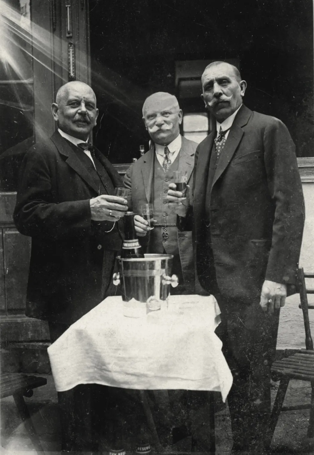 Schreil Győző vendéglős (jobb oldalon) vendégei társaságában, 1920-as évek – Fotó: Tabán – fényképek, történetek