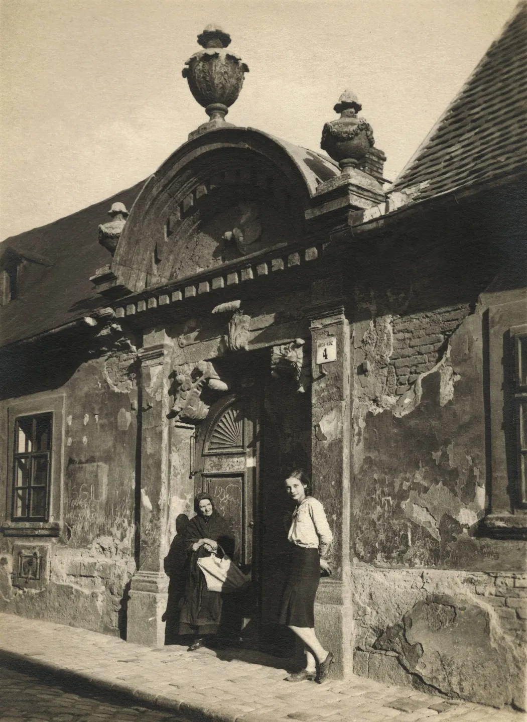 Az Árok közi késő barokk kapu, 1933 – Fotó: Somogyi Aladár / Tabán – fényképek, történetek