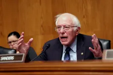 A 82 éves Bernie Sandersnek kellett közbelépnie, hogy ne legyen verekedés egy amerikai szenátusi meghallgatáson