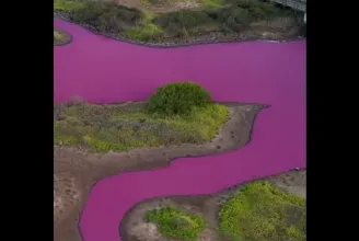 Rágógumi-rózsaszín lett egy tó Hawaiin, egyelőre tilos belemenni