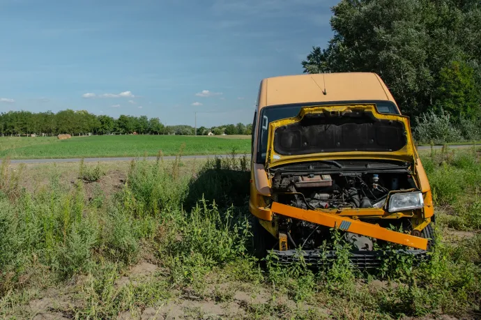 Kormányrendelettel vitetik el az embercsempészek elhagyott autóit a szerb határról