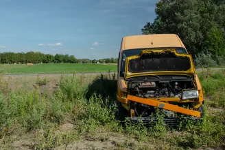 Kormányrendelettel vitetik el az embercsempészek elhagyott autóit a szerb határról