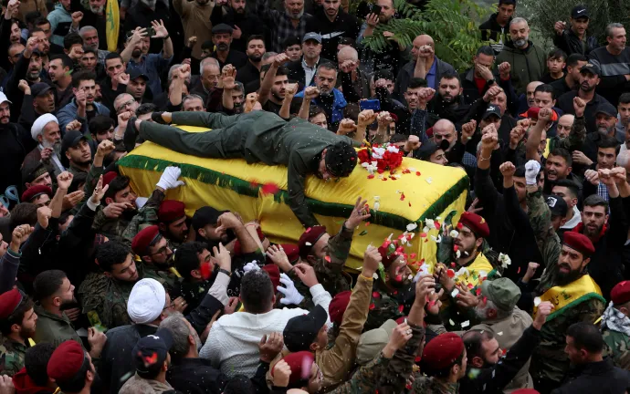 Egy izraeli légicsapásban elesett Hezbollah-tagot gyászol bajtársa a libanoni Masgharában tartott 2023. november 13-i temetésen Fotó: Aziz Taher via Reuters