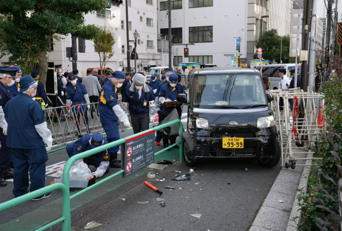 Rendőrök a tokiói izraeli nagykövetség előtt, ahol ideiglenes védőkerítésnek ütközött egy autó november 16-án. A jármű vezetőjét őrizetbe vették, de egyelőre nem ismert, hogy mi volt az autós indítéka – Fotó: Majama Kimimasza / MTI / EPA 