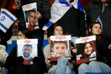 Túszok képeit tartották maguk elé szurkolók a Felcsúton megrendezett Izrael–Svájc-meccsen