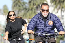 A külföldi sajtó összeboronálta Vajna Tímeát Arnold Schwarzeneggerrel