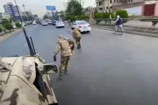 Görkorcsolyán, puskával a kezükben járőröznek a tálibok Kabul utcáin