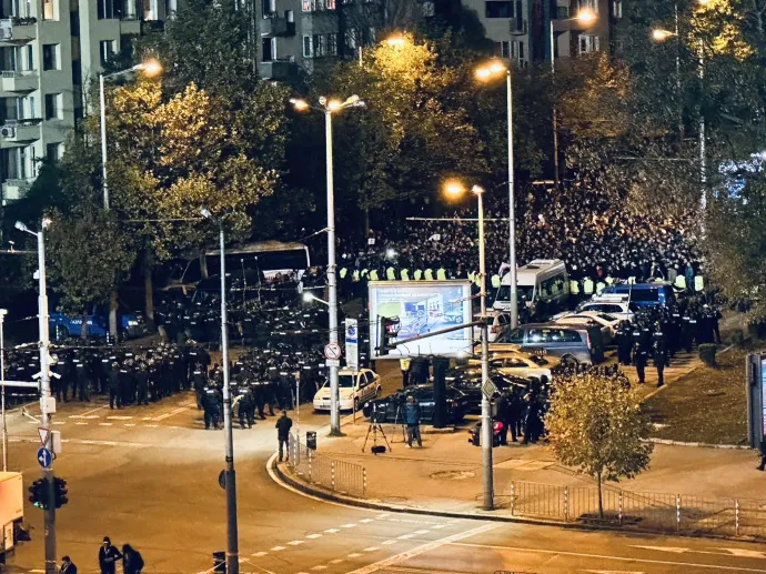 Szurkolók a szófiai stadion előtt – Fotó: Ághassi Attila / Telex