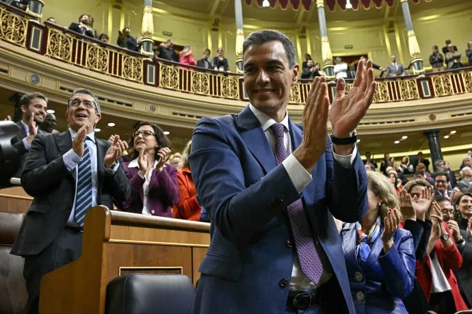 Pedro Sanchez, miután megnyerte a következő miniszterelnök megválasztásáról szóló parlamenti szavazást a madridi képviselőházban november 16-án – Fotó: Javier Soriano / AFP