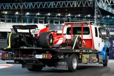 Rémálomszerűen kezdett az F1 Las Vegasban – egy csatornafedél óriási károkat okozott az egyik Ferrariban