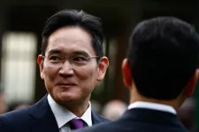 Öt év börtönt kért a dél-koreai ügyészség a Samsung-vezérre