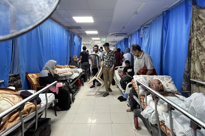 Betegek és belső menekültek a gázai al-Sifa kórházban 2023. november 10-én – Fotó: AFP