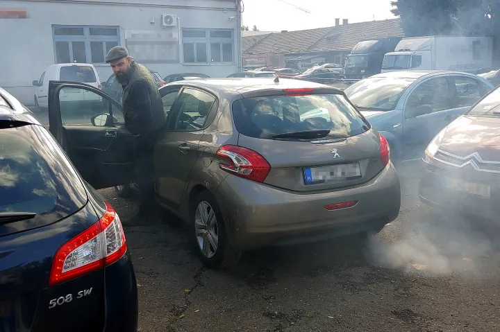 A képen látható Peugeot 208-as Puretech motorja gázadásra és kitartott gáznál is erőteljesen füstöl, ami súlyos hibára utal – Fotó: Zách Dániel / Telex
