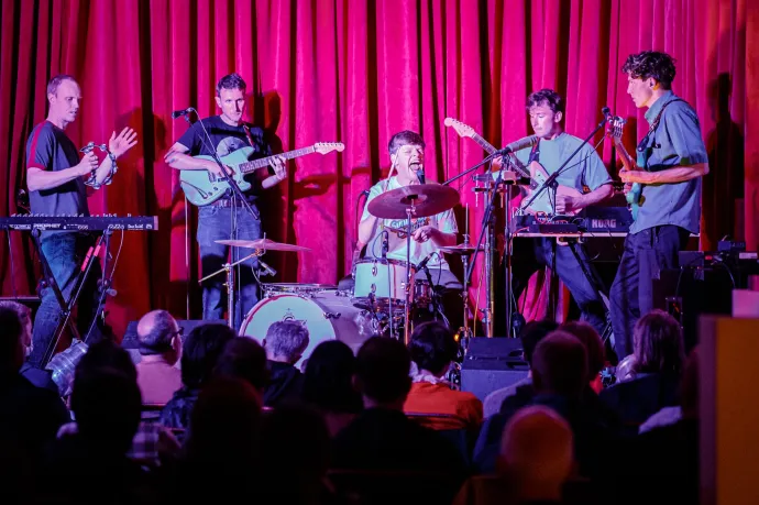 Egészen bizarr irányt vett a brit gitárzene a brexit óta
