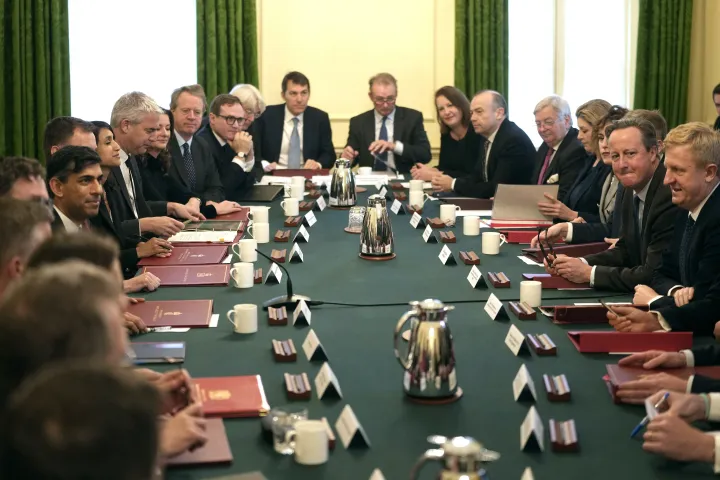 Kabinetülés az új tagokkal a Downing Street 10.-ben, 2023. november 14-én. Balra középen Rishi Sunak, jobbra középen David Cameron – Fotó: Kin Cheung / AFP