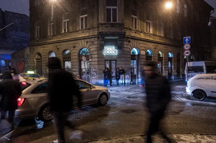 Szándékosan ütött el egy bringást egy autó a bulinegyedben – állítja az ügyészség
