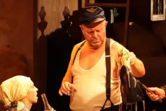 Újabb színészbaleset: súlyosan megsérült Besenczi Árpád a zalaegerszegi színház előadásán, leszakadt az ujja egy része