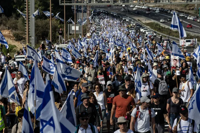 Menetelők Tel Aviv és Jeruzsálem között – Fotó: Mostafa Alkharouf / 2023 Anadolu