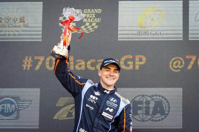 Michelisz újra a túraautózás csúcsán, kiélezett küzdelem után ő a TCR World Tour bajnoka