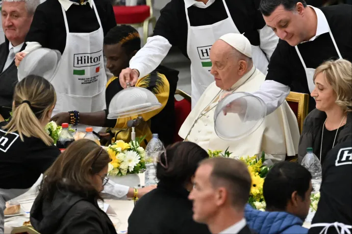Ezerkétszáz rászoruló társaságában tiramisut és cannellonit ebédelt Ferenc pápa