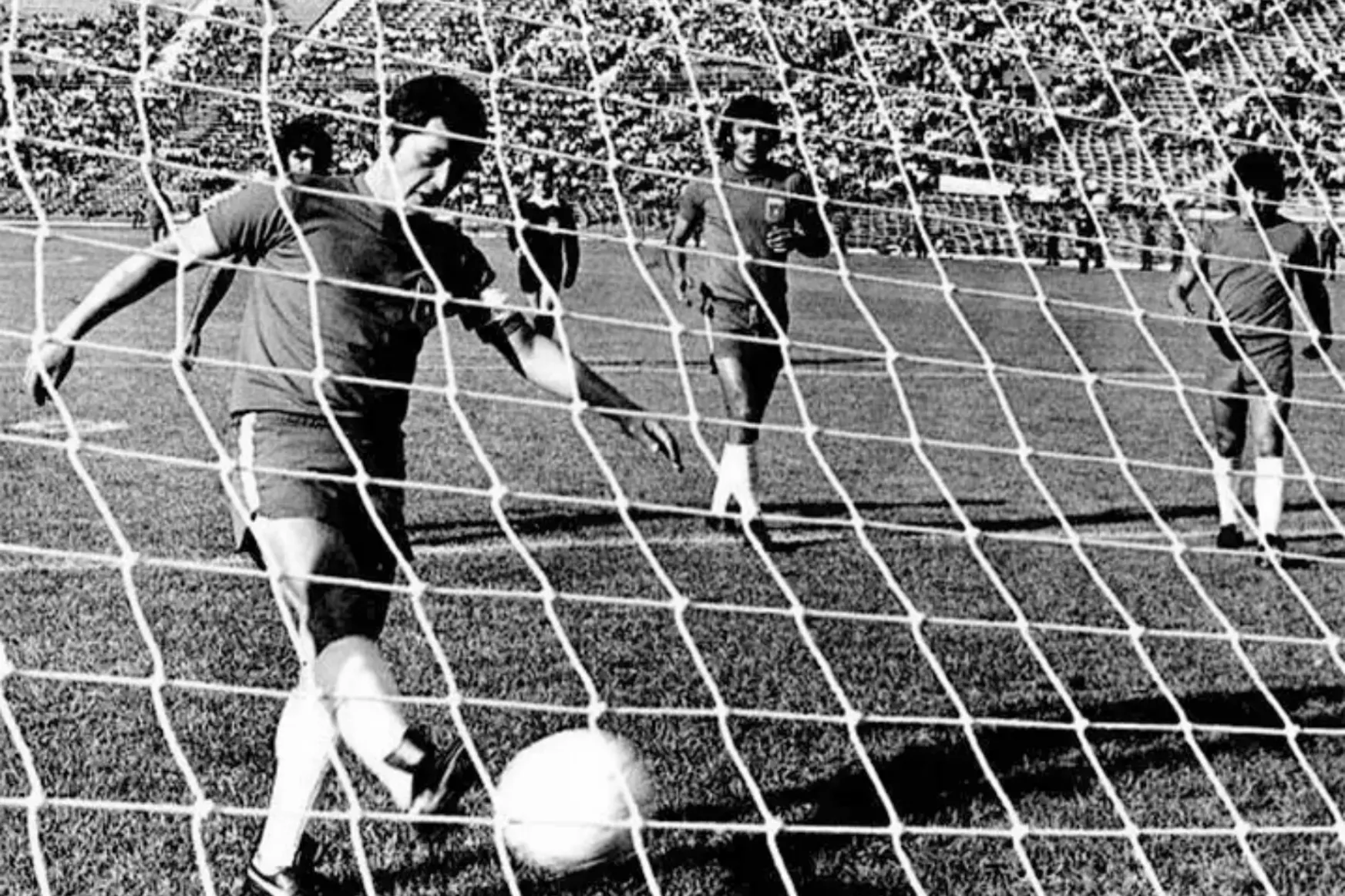 Fogolytáborrá tett stadionban, ellenfél nélkül játszották le a foci-vb-k történetének legbizarrabb meccsét