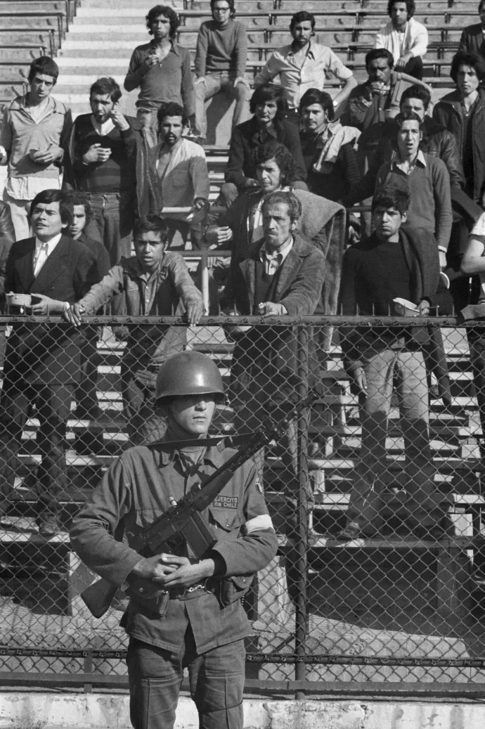 Fegyveres őr és foglyok a santiagói stadionban 1973. október 3-án – Fotó: Bettmann / Getty Images