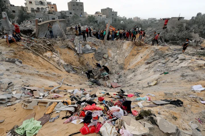 Izraeli rakétatámadás után keletkezett kráter Gázában – Fotó: Mohammed Salem