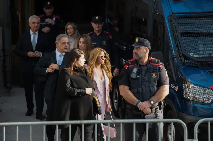 Shakira távozik a bíróságról Barcelonában 2023. november 20-án – Fotó: Adria Puig / Anadolu / AFP