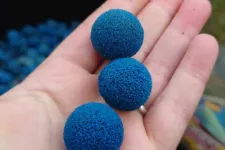Rejtélyes, kék golyók bukkantak fel Anglia partjainál