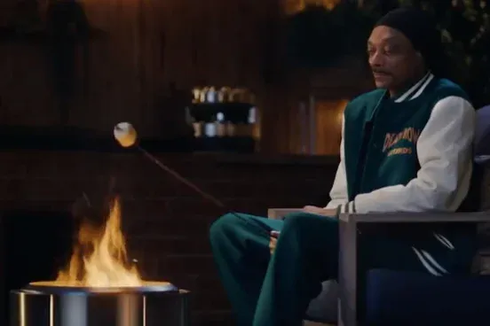 Snoop Dogg mindenkit átvert: nem áll le a szívással, csak egy füstmentes, mobil tábortüzet reklámoz